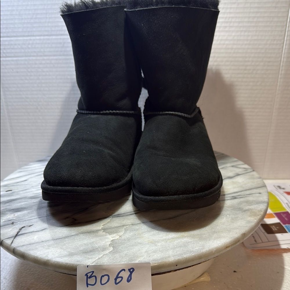 UGG Black Ankle Boots with Suede Finish pre-owned size: 6